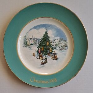 Avon 1978 Christmas Plate, Trimming the Tree Brand: AVON